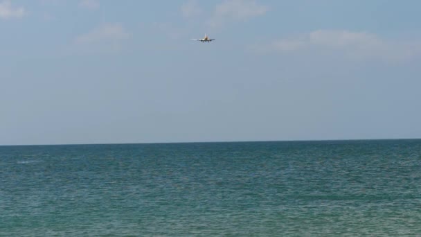 海に接近する飛行機 — ストック動画
