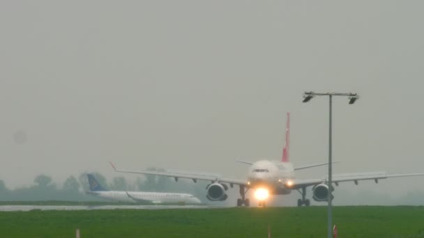 Luftfracht verlangsamt sich nach Landung bei Regenwetter — Stockvideo