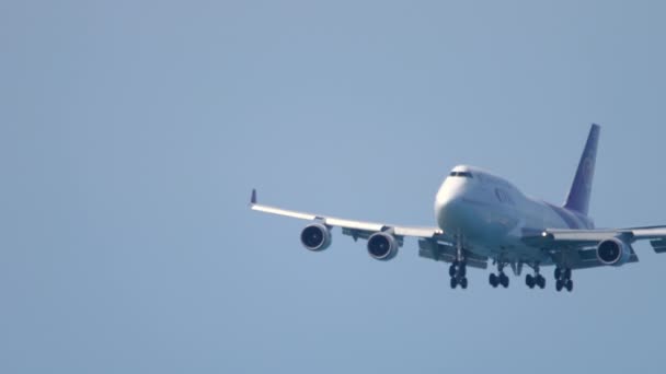 Наближається літак Боїнг 747 — стокове відео