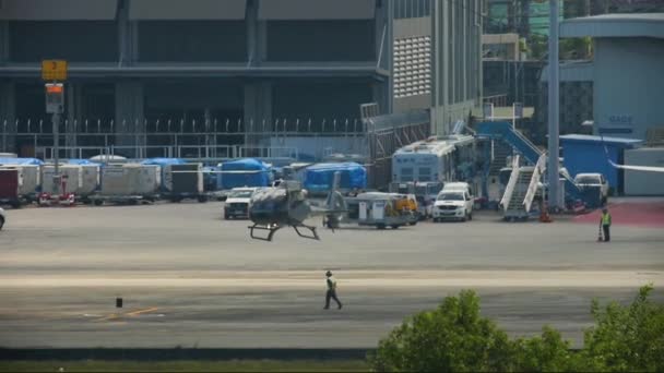 Supervisor se reúne con helicóptero en el aeropuerto — Vídeos de Stock