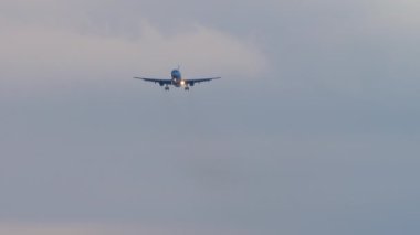 Okyanus üzerinden yaklaşan uçak.