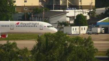 Boeing 757 inişten sonra kalkıyor.