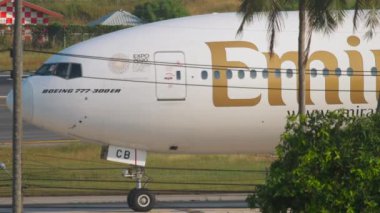 Uçak indikten sonra kalkıyor.