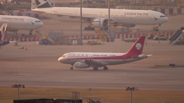 Sichuan Airlines Airbus A320 taxiing — Stock Video