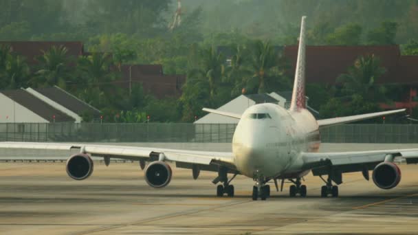 Avion circulant avant le départ — Video