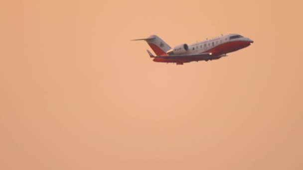 Bombardier Challenger 605 вылет из международного аэропорта, Гонконг — стоковое видео