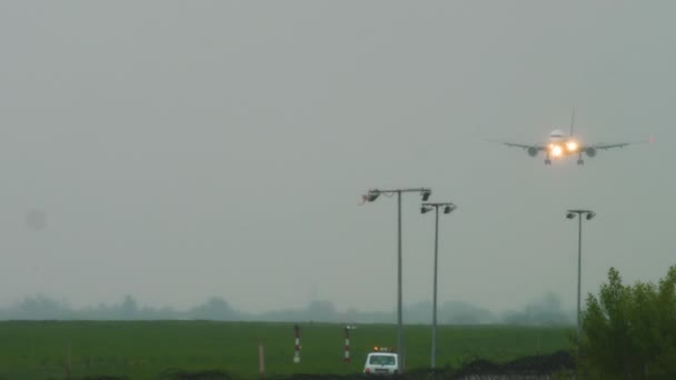비가 오는 날씨에 제트기가 착륙하다 — 비디오