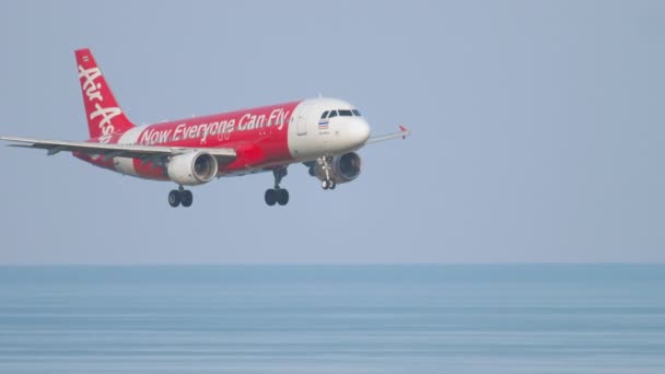 Airbus 320 acercándose sobre el océano — Vídeos de Stock