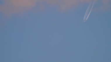 Yüksekten uçan uçak