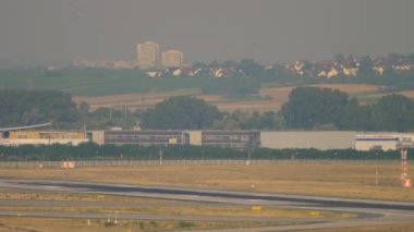 American Airlines Airbus A330 Frankfurt 'a iniyor.