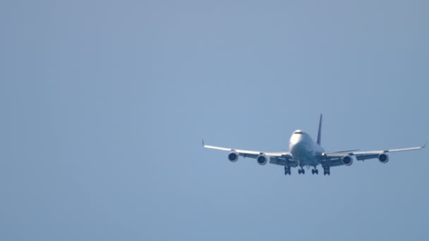 Vliegtuig Boeing 747 nadert — Stockvideo