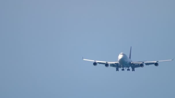 Avião Boeing 747 se aproximando — Vídeo de Stock