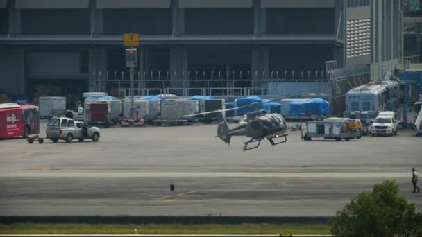 Наглядач зустрічає гелікоптер в аеропорту. — стокове відео