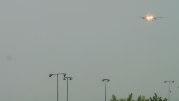 在雨天降落的喷气式飞机 — 图库视频影像