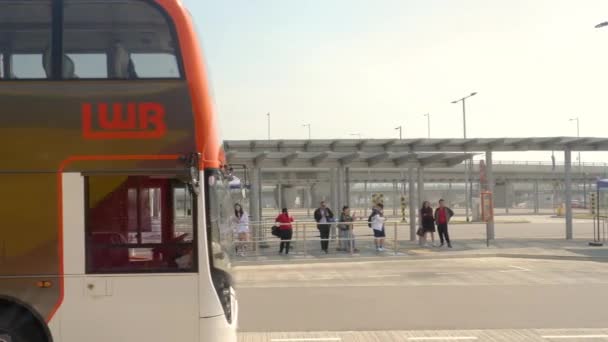 Pasażer czeka na autobus na lotnisku w Hong Kongu — Wideo stockowe