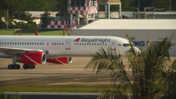 Боинг 757 после посадки — стоковое видео