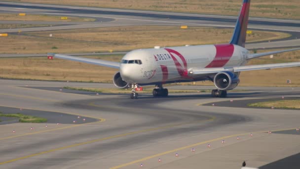 Delta Airlines Boeing 767 BCRF livery taxiing — Stock Video