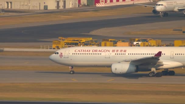Airbus A330 Cathay Dragon taxning före avgång — Stockvideo