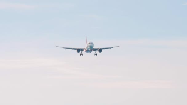 Avião se aproximando sobre o oceano antes de pousar — Vídeo de Stock