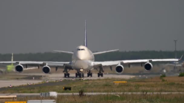 Avião de carga taxiing em Frankfurt — Vídeo de Stock