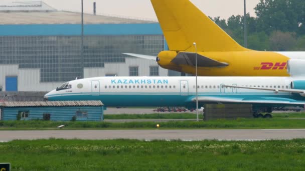 Kazachstan Tupolev 154 taxiën — Stockvideo