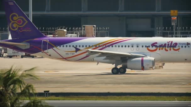 Thai Smile Airbus A320 taxiing — Stock Video