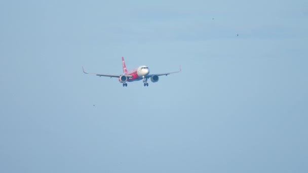 Airbus 320 acercándose sobre el océano — Vídeos de Stock