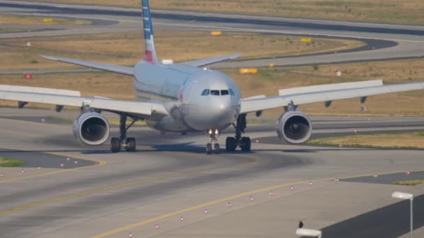 American Airlines Airbus A330 taxiën — Stockvideo