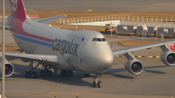 Boeing 747 taxning av flygfraktfartyg — Stockvideo