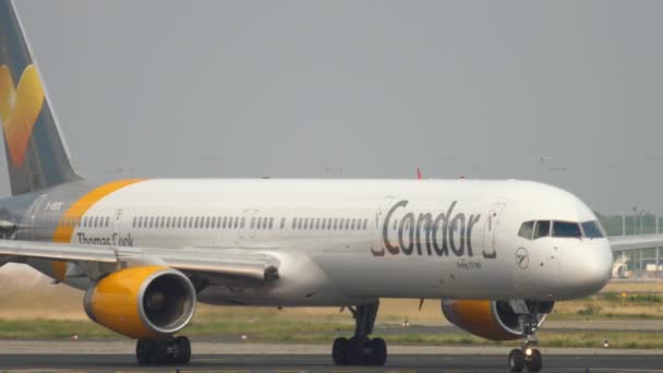 Такси Condor Boeing 757 — стоковое видео