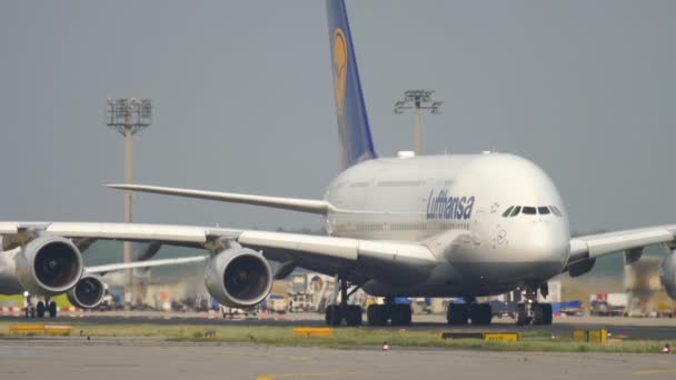 Lufthansa Airbus A380 taxiën — Stockvideo
