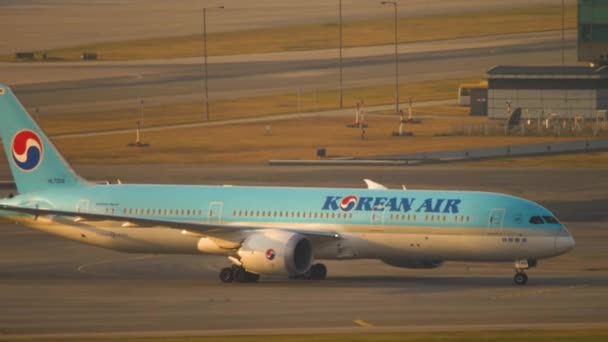 Korean Air Boeing 787 Dreamliner taxi — Video Stock