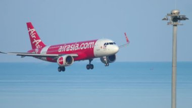 Airbus 320 okyanus üzerinden yaklaşıyor.