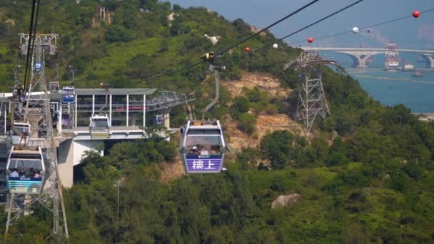 Ngong Ping lanovka s Scenic Hill v pozadí — Stock video