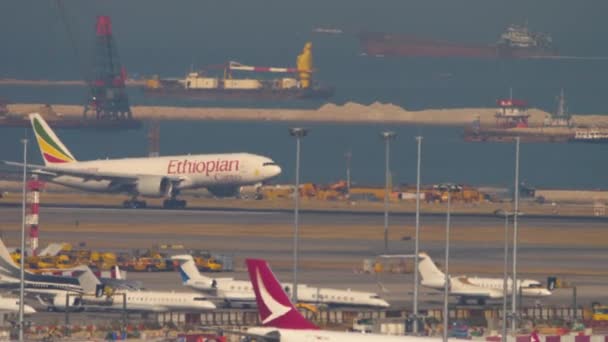Boeing 777 acercándose al aeropuerto internacional de Hong Kong — Vídeos de Stock
