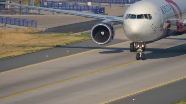 Delta Airlines Boeing 767 BCRF livery taxiing — Stockvideo