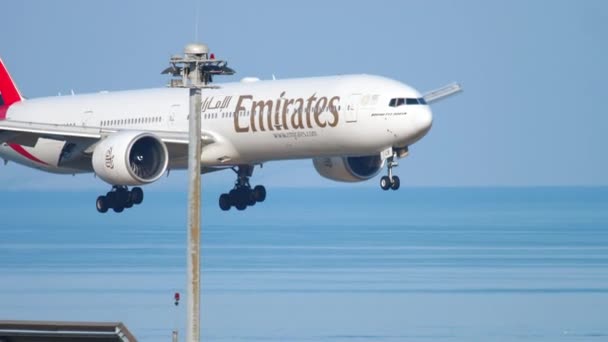 Boeing 777 okyanus üzerinde yaklaşan — Stok video