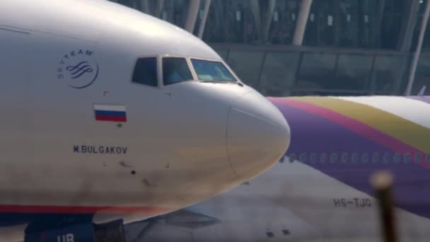 Repülőgép gurulás indulás előtt — Stock videók