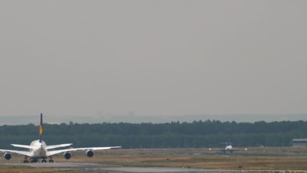 Remorquage Lufthansa Airbus 380 — Video