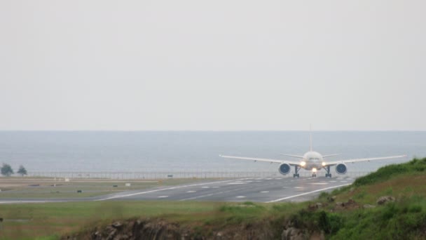 Самолет перед вылетом с Пхукета — стоковое видео