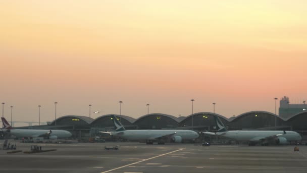 Sunset på Chek Lap Kok Hongkong internasjonale lufthavn – stockvideo