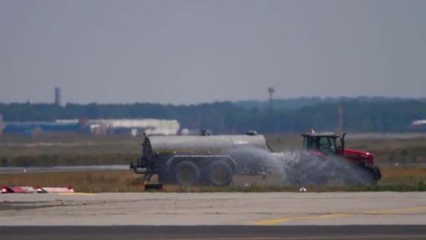 Wasser-LKW versprüht Wasser — Stockvideo