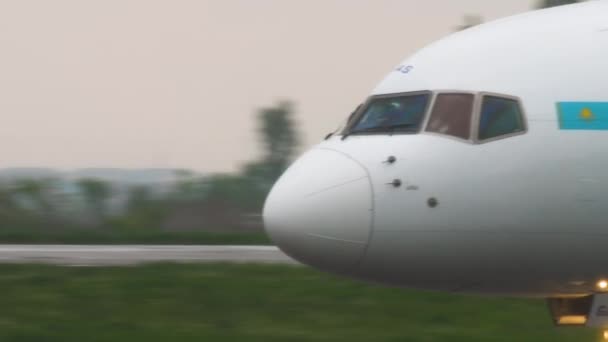 Air Astana Boeing 757 замедляется после посадки в дождливую погоду — стоковое видео