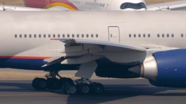 Boeing 777 Hong Kong 'dan ayrılıyor. — Stok video