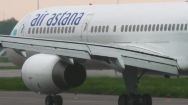 Hava Astana Boeing 757 yağmurlu havada indikten sonra yavaşlıyor