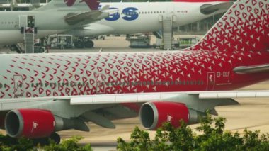 Uçak kalkıştan önce kalkıyor.