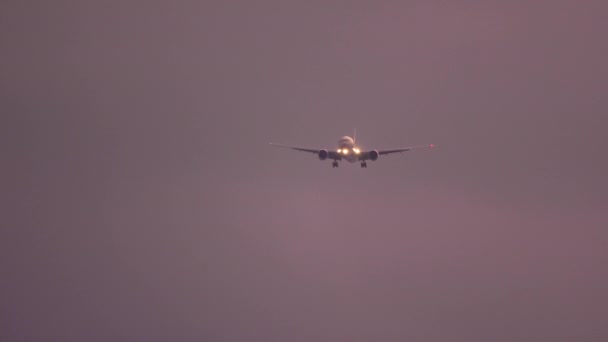 Vliegtuig nadert boven oceaan bij zonsondergang backgfround — Stockvideo