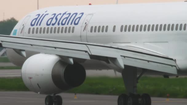 Air Astana Boeing 757 abrandando após o desembarque em tempo chuvoso — Vídeo de Stock