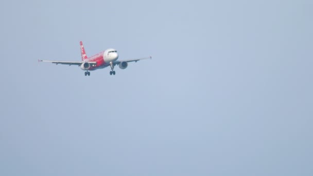 Airbus 320 acercándose sobre el océano — Vídeos de Stock