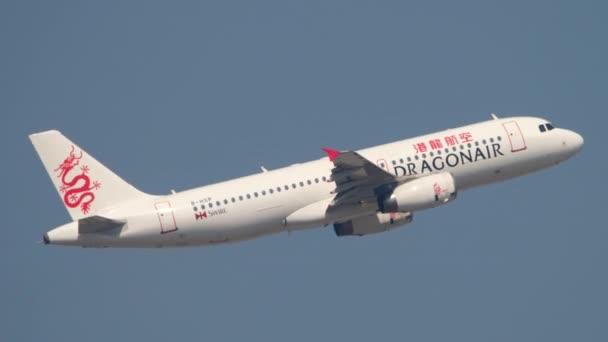 Odlot Dragonair Airbus A320 z Hongkongu — Wideo stockowe